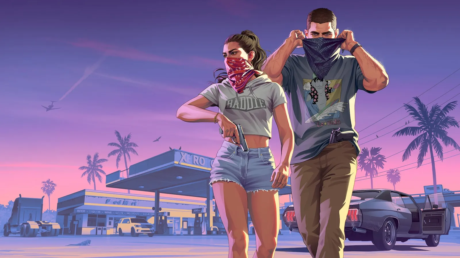 Lucia e Jason, com o rosto meio escondido por bandanas, se afastam de um posto de gasolina ao entardecer